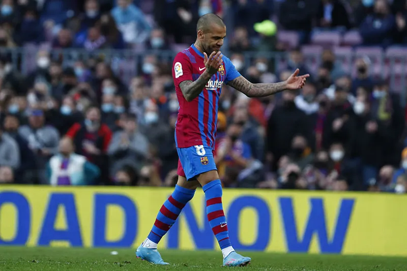 AP Dani Alve durante un duelo con el Barcelona