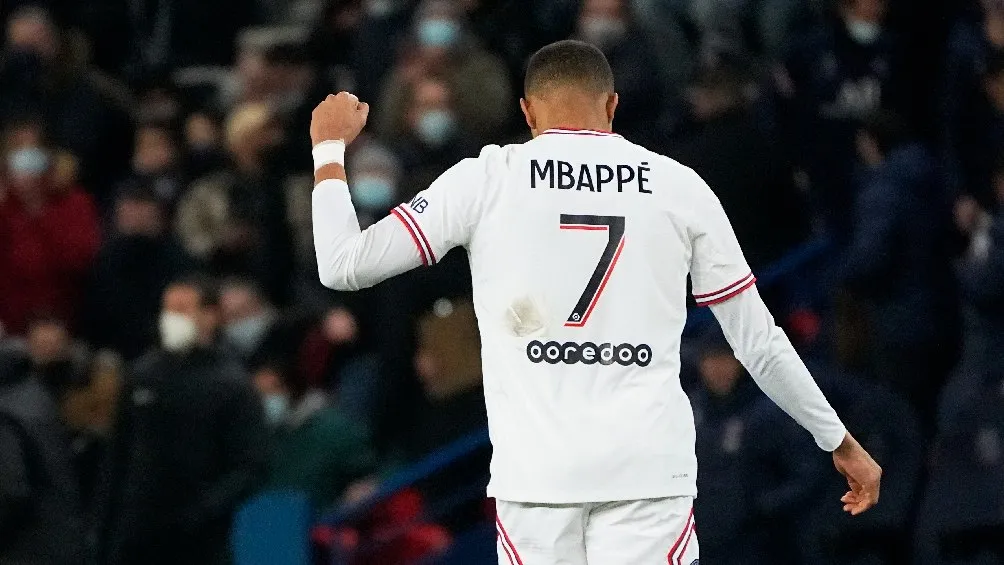 AP Kylian Mbappé festejando gol con el París Saint-Germain