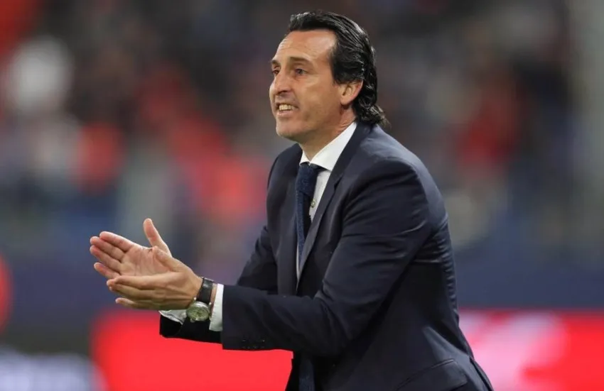 EFE Unai Emery regeló su corbata del Villarreal a un aficionado