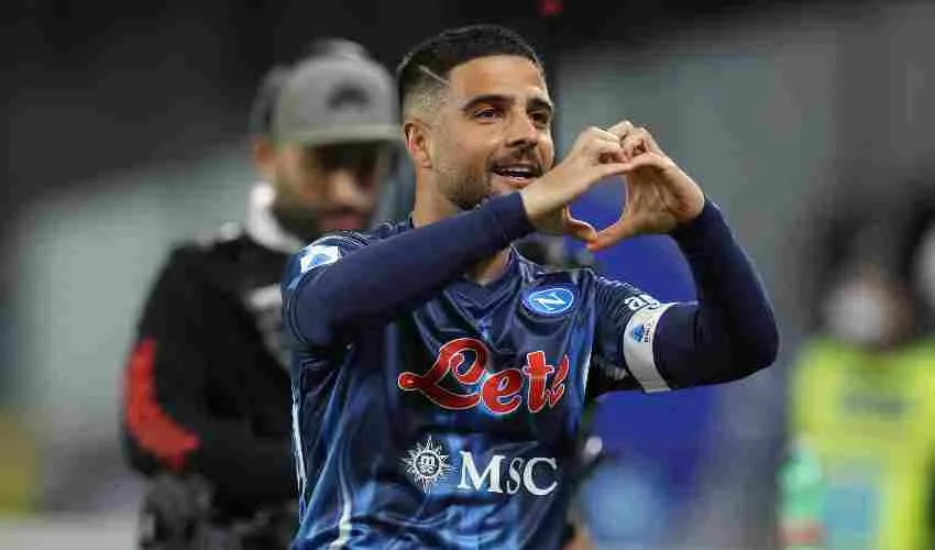 AP Lorenzo Insigne celebrando su gol