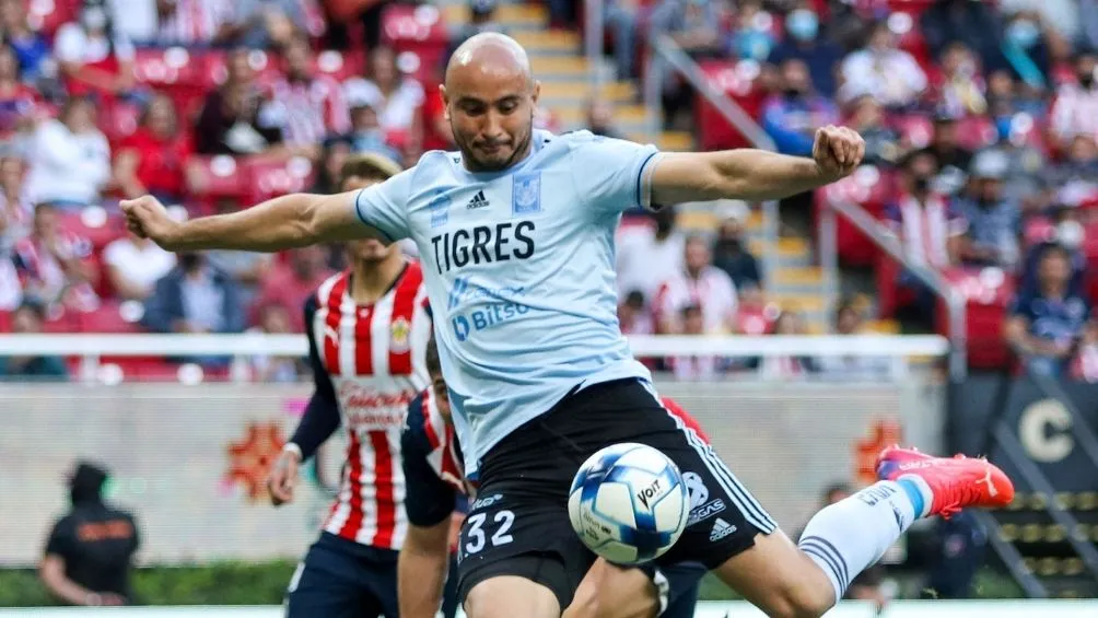 IMAGO7 González rematando