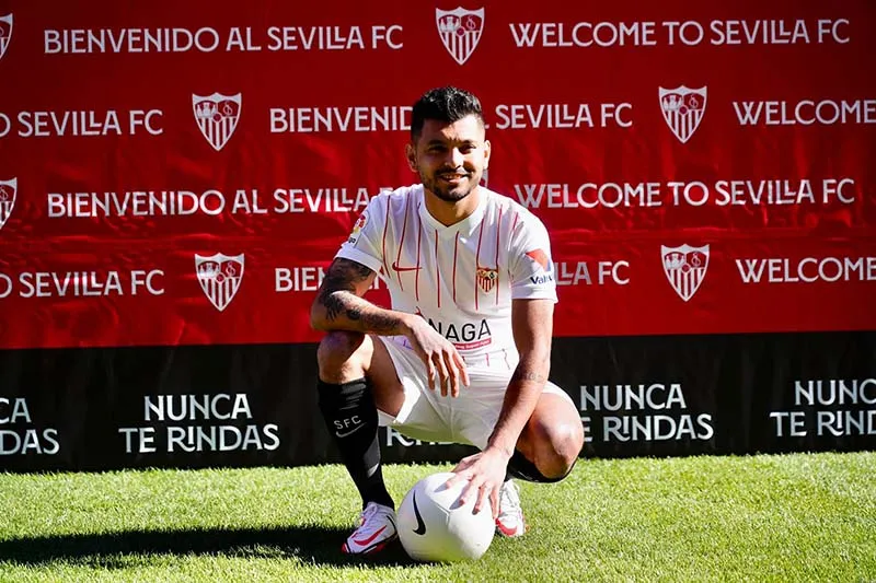 FACEBOOK @SEVILLAFC Tecatito Corona durante su presentación con el Sevilla