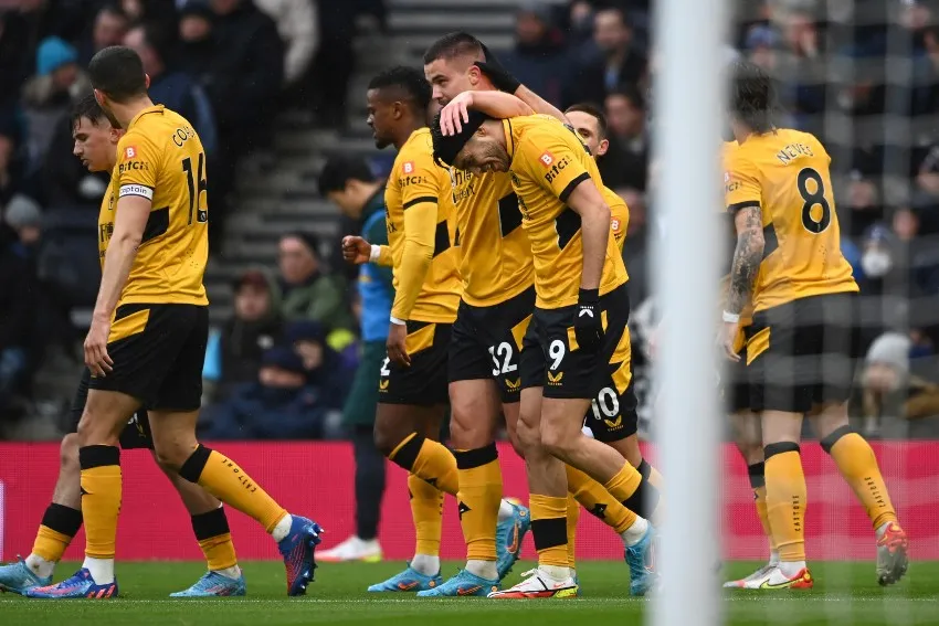 EFE Raúl Jiménez celebrando su gol ante los Spurs