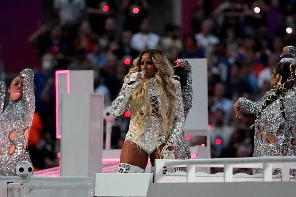 AP Mary J. Blige en el medio tiempo del Super Bowl LVI
