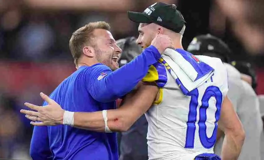 AP McVay y Kupp celebrando el triunfo