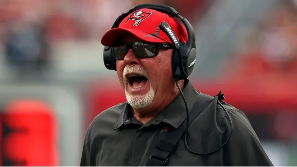 AP Bruce Arianas en acción