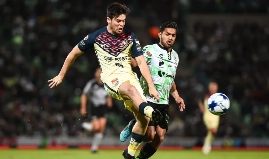 MEXSPORT El zaguero español pelea el balón con Eduardo Aguirre