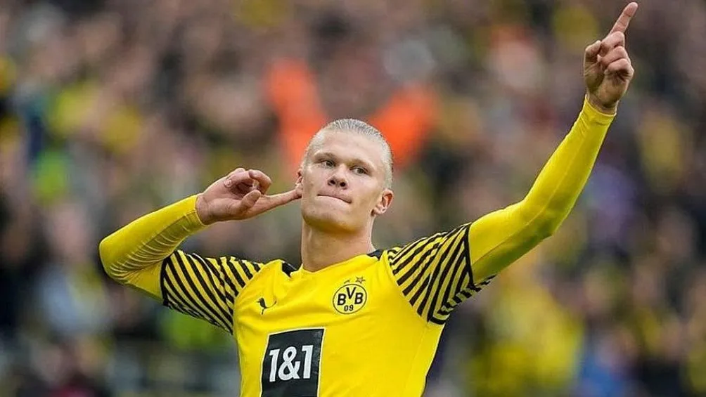 AP Haaland en un partido con el Dortmund