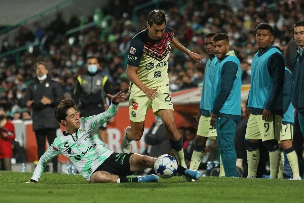 IMAGO7 Alan Cervantes en acción frente al América