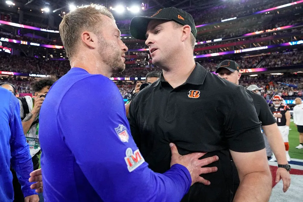 AP McVay con Zac Taylor, posterior a la derrota de Bengals en el Super Bowl LVI