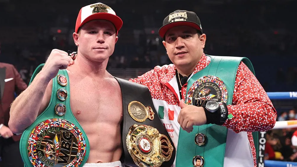 TWITTER | @CANELO Saúl 'Canelo' Álvarez junto a Eddy Reynoso tras ganar pelea