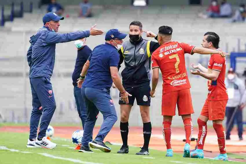 IMAGO 7 Andrés Lillini, Alan Mozo y Leo López reclamando la expulsión