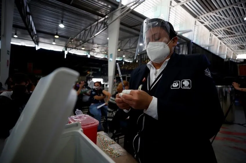 EFE Enfermera preparando vacuna contra Covid-19