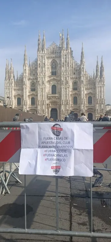 TWITTER @LaFuerzaRayada Protesta con la Catedral italiana de fondo