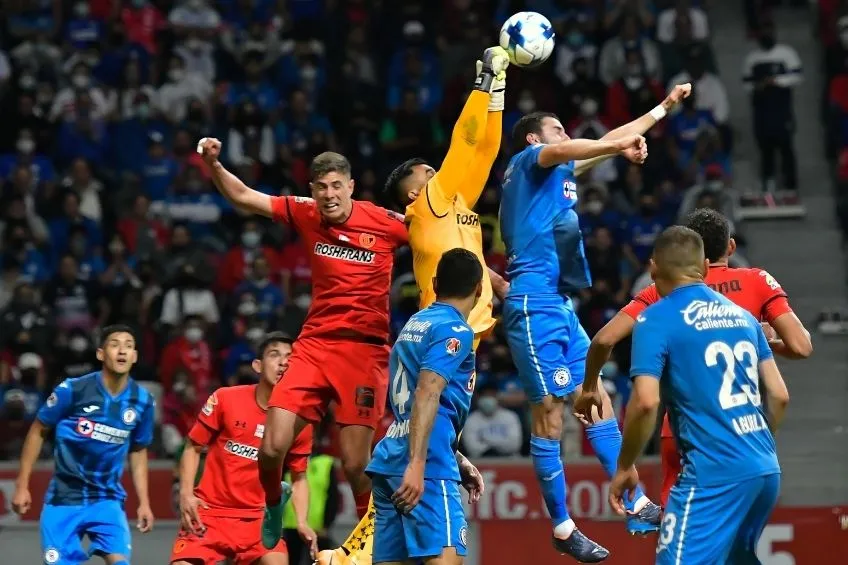 IMAGO7 Luis García despeja un balón