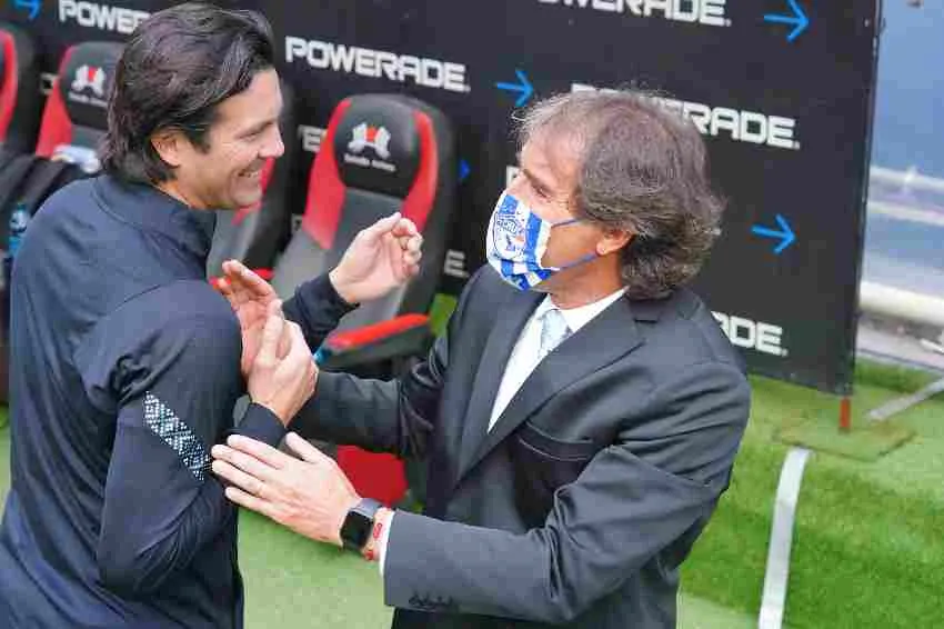 IMAGO7 Almada y Solari en el saludo previo al inicio del partido