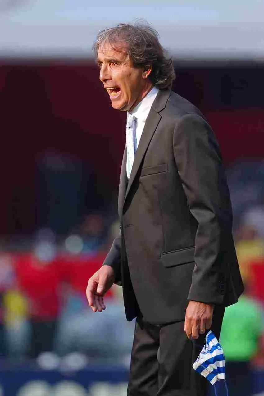 IMAGO 7 Guillermo Almada dirigiendo a Pachuca ante América