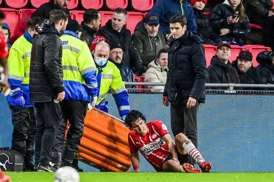 EFE Erick Gutiérrez se lesionó en partido ante Heerenveen