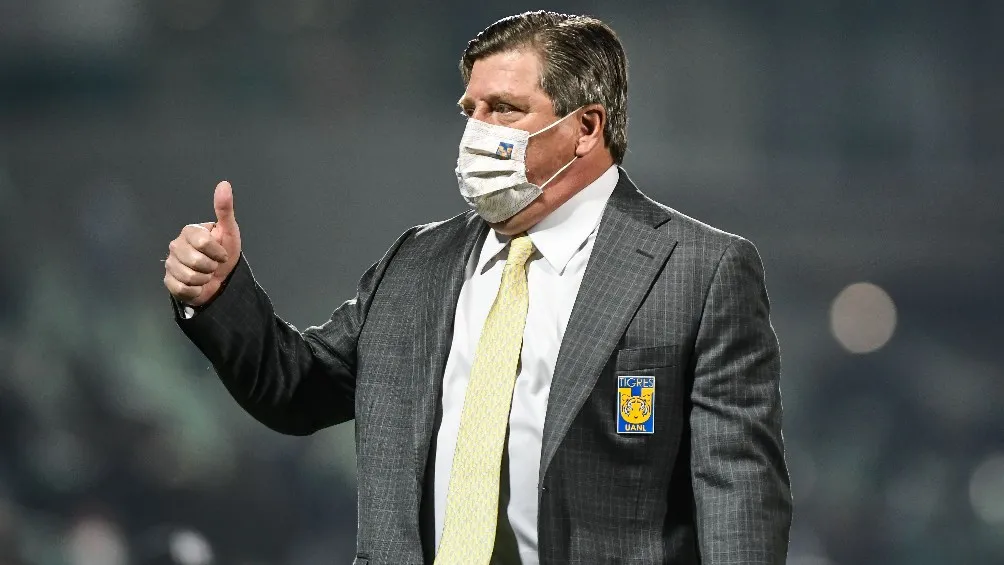 MEXSPORT Miguel Herrera dirigiendo a Tigres en partido de la Liga MX