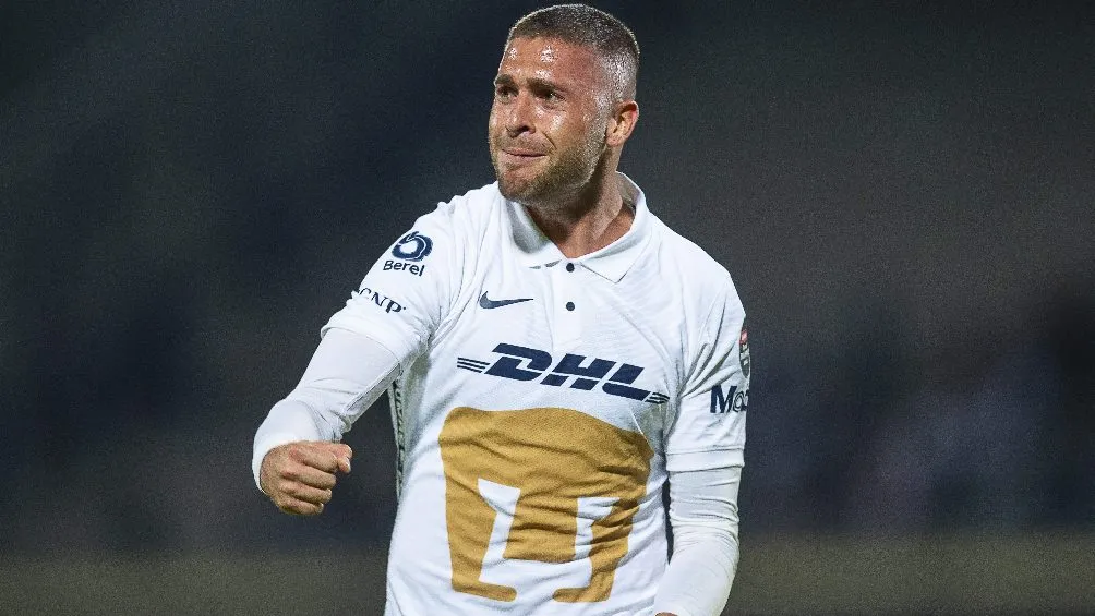 MEXSPORT Arturo 'Palermo' Ortíz festejando gol con Pumas ante Saprissa