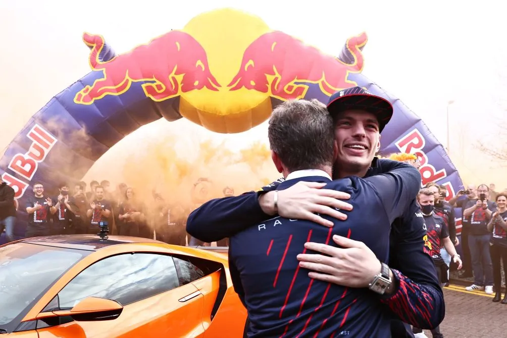 TWITTER: @Max33Verstappen Verstappen festeja campeonato en Abu Dabi