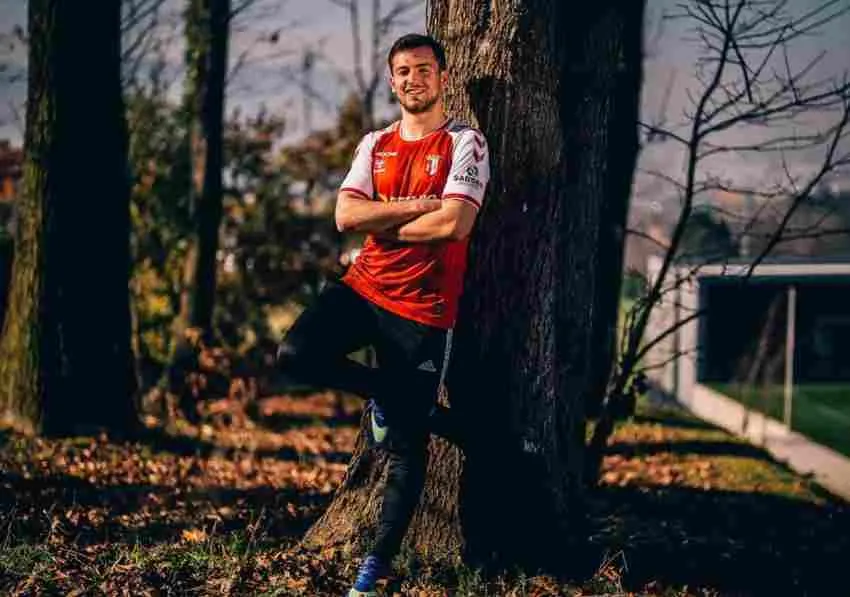 INSTAGRAM: @euge_pizzuto Eugenio Pizzuto en su presentación con Braga