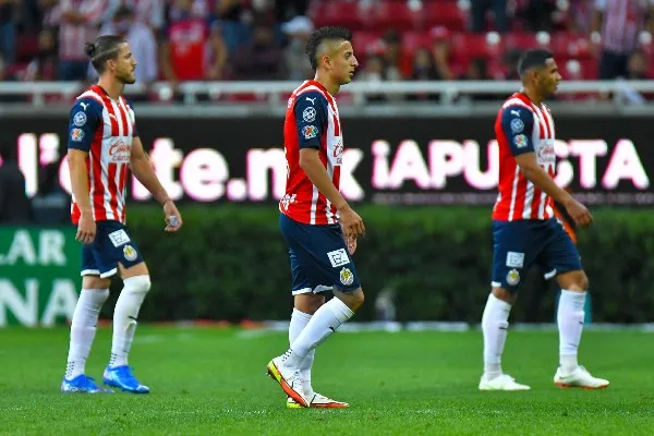 IMAGO7 Jugadores de Chivas ante la derrota