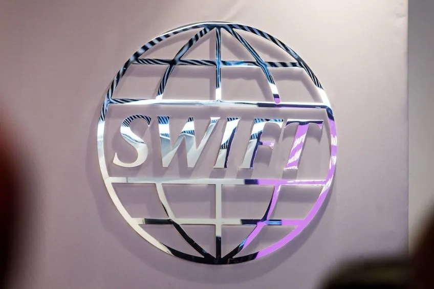 TWITTER: @SwiftCommunity Logotipo de SWIFT en las instalaciones