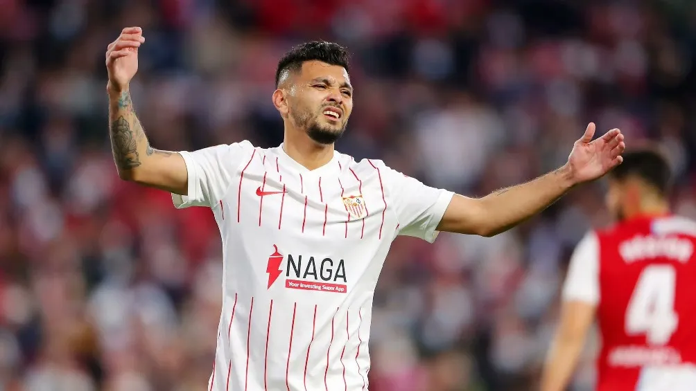 TWITTER | @JULIOORDZ10 Tecatito Corona jugando partido de LaLiga con el Sevilla