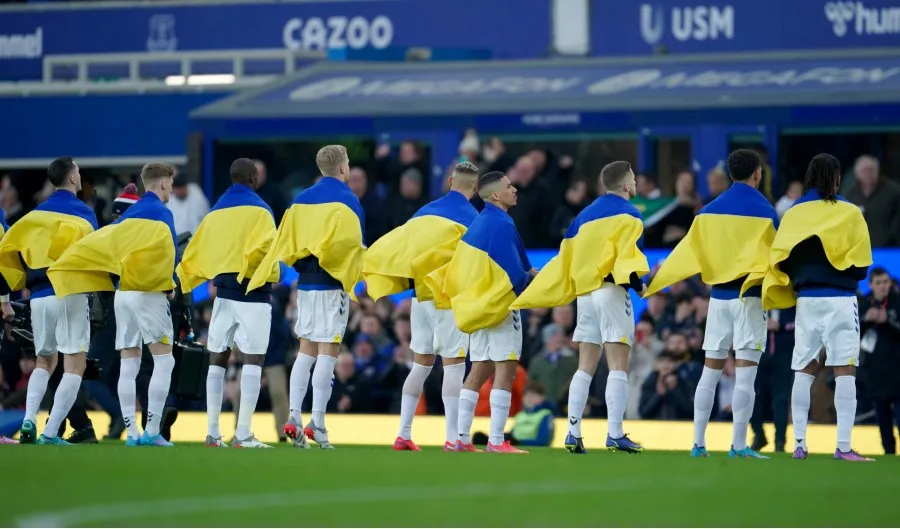 AP Jugadores del Everton con banderas de Ucrania