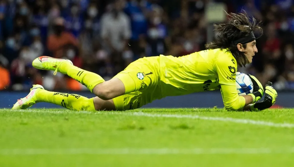 MIGUEL PONTÓN / AGENCIA RÉCORD Carlos Acevedo en acción con Santos Laguna