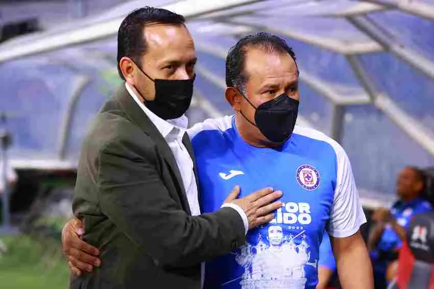 IMAGO7 Fentanes y Reynoso previo al inicio del juego