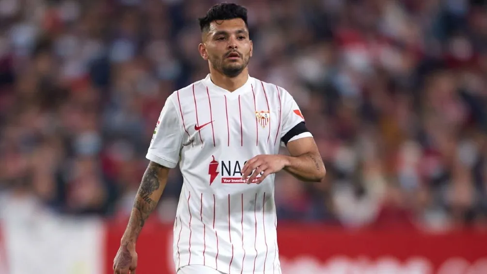 TWITTER | @RAULMONOZMEX Tecatito Corona jugando partido de LaLiga con el Sevilla