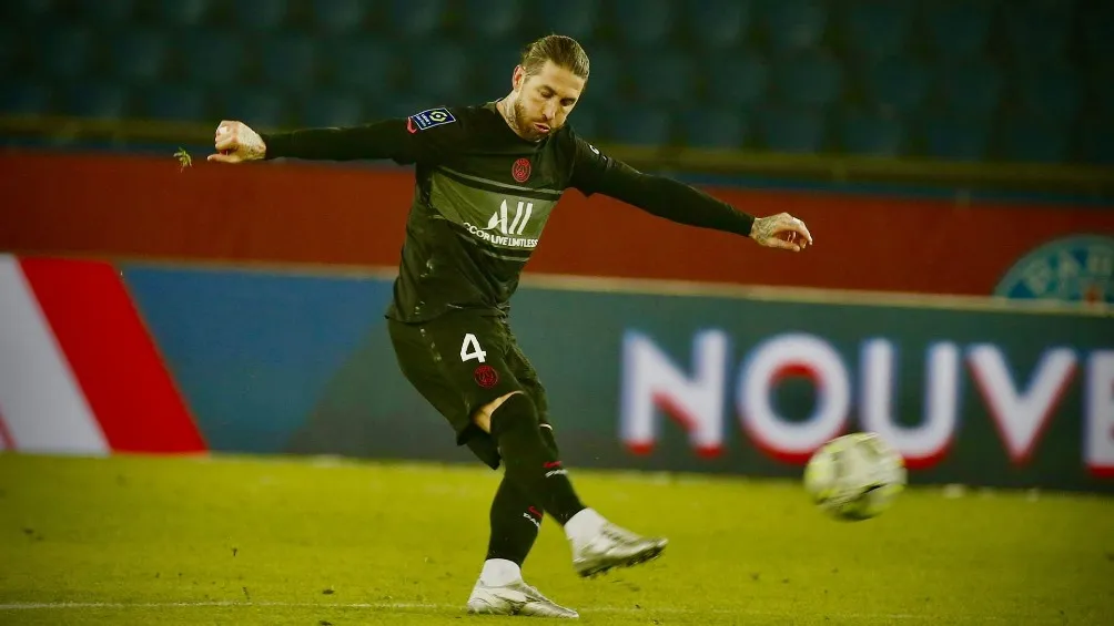 TWITTER | @SERGIORAMOS Sergio Ramos jugando partido con el París Saint-Germain