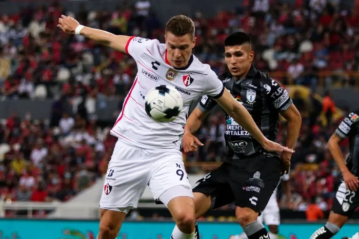 IMAGO7 Pelea por el esférico en el Jalisco