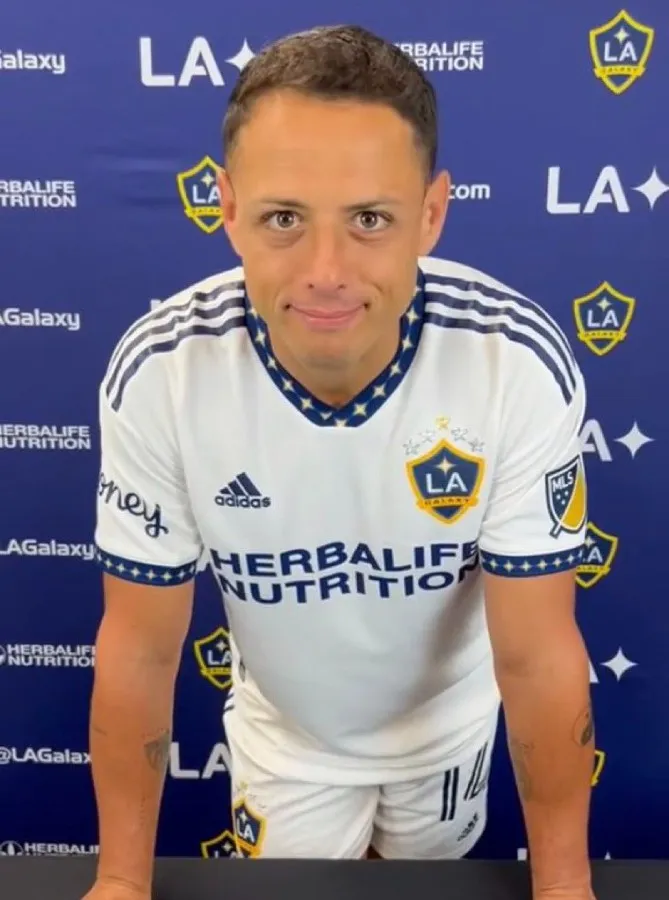 TWITTER @LAGalaxy Hernández con la playera del Galaxy