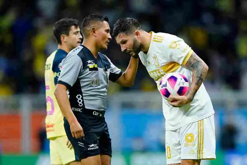 IMAGO 7 André-Pierre Gignac reclamando una falta