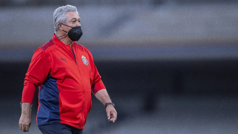 MEXSPORT Víctor Manuel Vucetich dirigiendo a Chivas en partido de la Liga MX