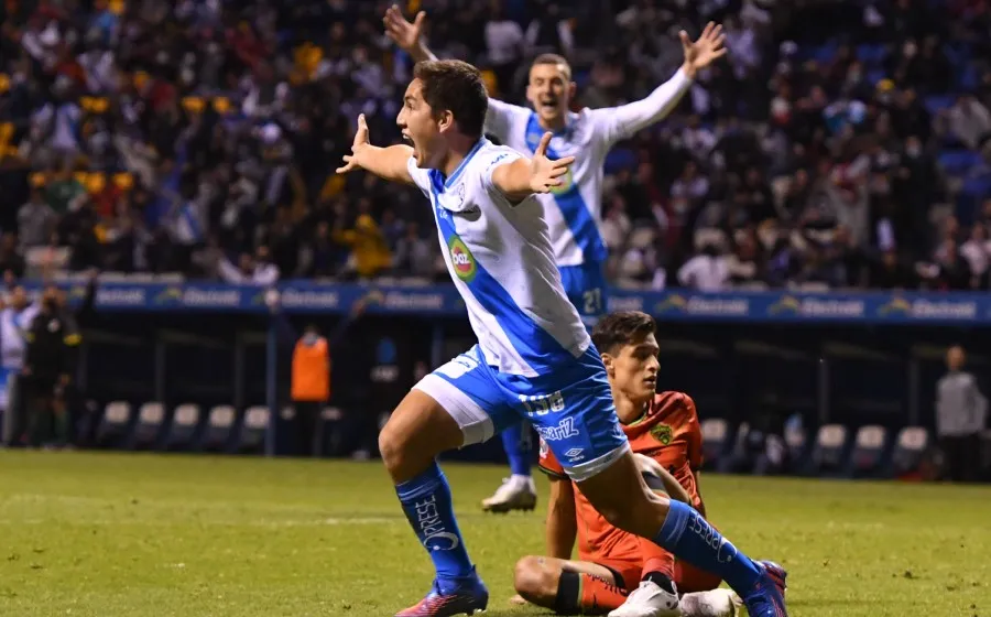 IMAGO7 Futbolistas del Puebla celebran gol ante Juárez