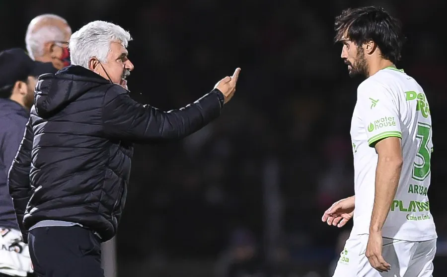 IMAGO7 Ricardo Ferretti le da indicaciones a Alejandro Arribas en juego ante León