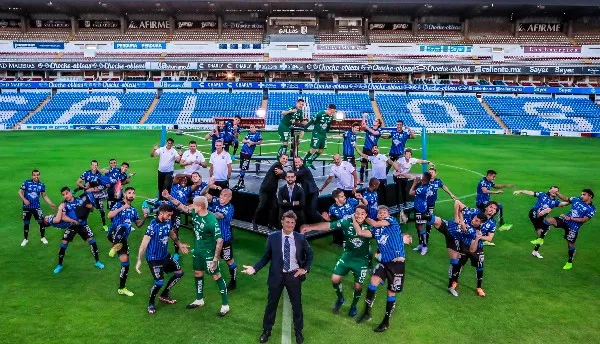 TWITTER @Club_Queretaro Gallos Blancos durante sesión de fotos