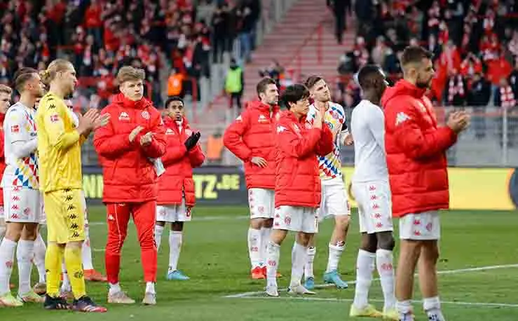 TWITTER @Mainz05en Jugadores del Mainz después de un partido
