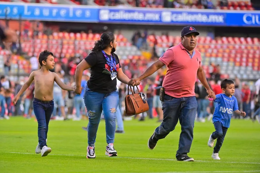 IMAGO7 Familia busca reguardarse tras pelea campal