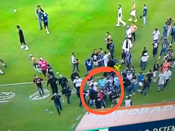 ESPECIAL Jugadores ayudaron a separar aficionados