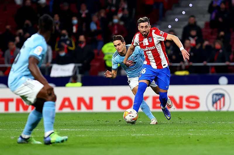 TWITTER @HHERRERAMEX Héctor Herrera durante un duelo con el Atlético