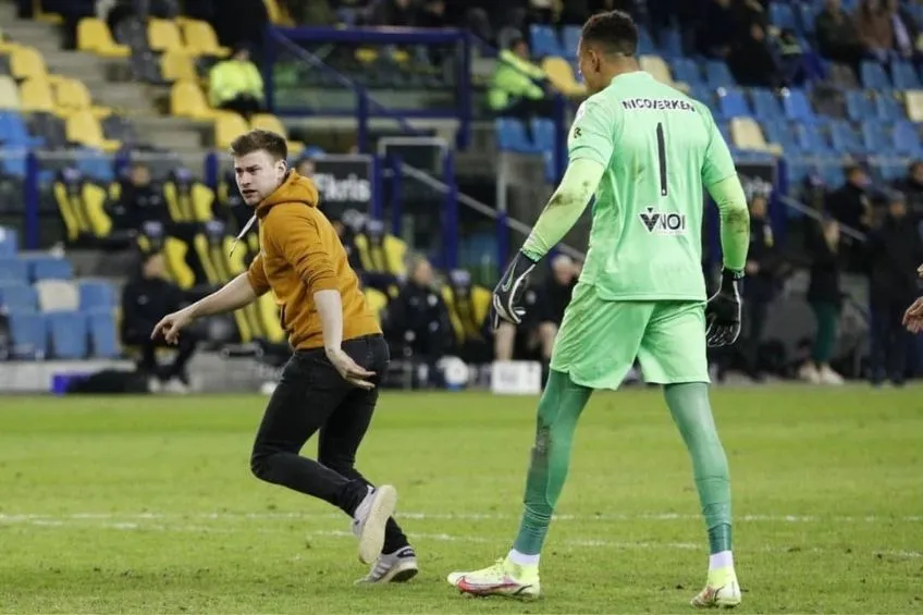 TWITTER: @9ja_Footballers Portero del Sparta Rotterdam reclamándole a un fanático