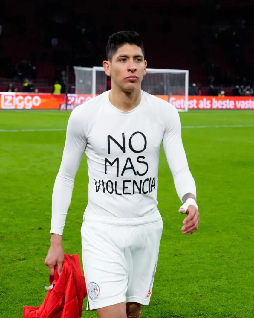 TWITTER @AFCAjax Edson Álvarez mostró una playera con el mensaje 'No más violencia'