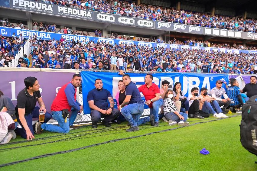 IMAGO7 Fanáticos resguardados tras los pleitos