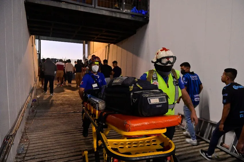 IMAGO7 Paramédicos auxiliando a los heridos