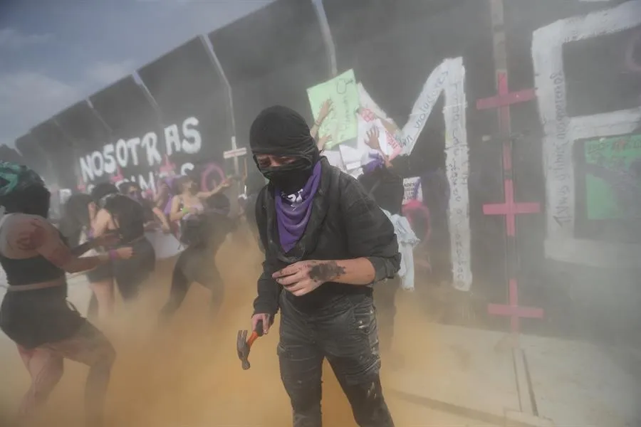 EFE Al menos 12 heridas en marcha del 8M